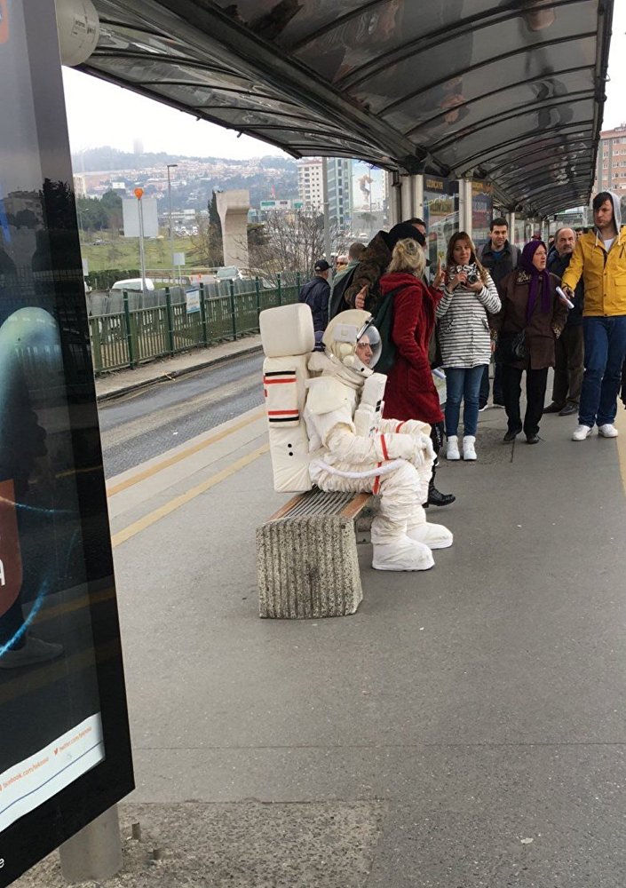VatandaÅÄ±n kim olduÄu ve ne iÃ§in astronot kÄ±yafeti giydiÄi Ã¶Ärenilemedi.