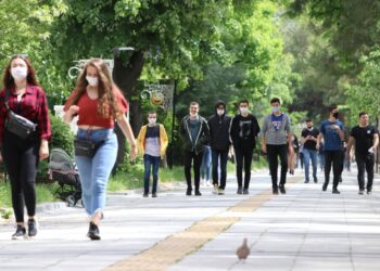 Gençlere dair bir rapor hazırlandı. TÜSES'in yaptığı toplantıların sonucunda hazırlanan rapora göre ilk defa oy kullanacak 6,5 milyon genç var. Bunlar en yoğun Güneydoğu illerinde yaşıyor