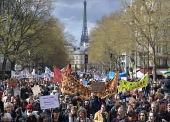Fransa'da tartışma ve protestolara neden olan emeklilik reformu yasası, Cumhurbaşkanı Emmanuel Macron tarafından imzalanarak Resmi Gazete'de yayımlandı.