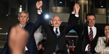 AB’de Türkiye seçimleriyle ilgili gergin bekleyişi, olası senaryolara hazırlıkları DW Türkçe’ye anlatan CER uzmanı Luigi Scazzieri, “Kılıçdaroğlu'nun galibiyeti ilişkilerin güçlenmesinin yolunu açar” dedi.