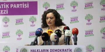 Kobani Davası’nda mahkeme heyetinin ara kararlarla, savcının ise mütalaasıyla 2023 seçimlerine taraf olduğunu belirten HDP’li Nuray Özdoğan, “AKP-MHP iktidarı geleceğini partimize, vekillerimize, üyelerimize yönelik yürüttüğü kumpas davalarına bağlamıştır” dedi