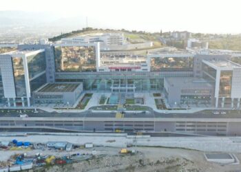 CHP'li Şahin, bugün açılacak Kocaeli Şehir Hastanesi'nin maliyetinin 396 milyon dolar olduğunu, devletin ise 25 yılda 3 milyar dolar ödeyeceğini açıkladı.