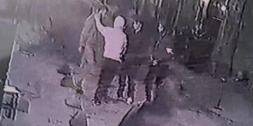 Taksim’de sokakta yürüyen iki genç, çakma isteme meselesi yüzünden tartıştıkları iki şahıs tarafından önce dövüldü ardından da bıçaklandı. Yaşananlar kameralara yansırken, saldırganlar Beyoğlu Asayiş Büro Amirliği polisleri tarafından kaldıkları otelde yakalandı.