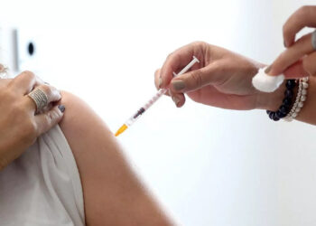 Almanya’da Kovid-19 aşılarının yol açtığı ağır yan etkiler nedeniyle mahkemeye başvuran 301 kişiye her ay ömür boyu tazminat ödenmesine başlandığı belirtildi.