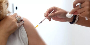 Almanya’da Kovid-19 aşılarının yol açtığı ağır yan etkiler nedeniyle mahkemeye başvuran 301 kişiye her ay ömür boyu tazminat ödenmesine başlandığı belirtildi.